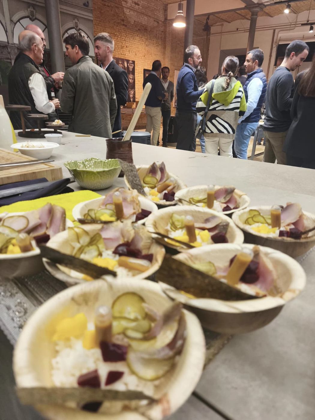 Invitados en un evento con catering servido en cuencos