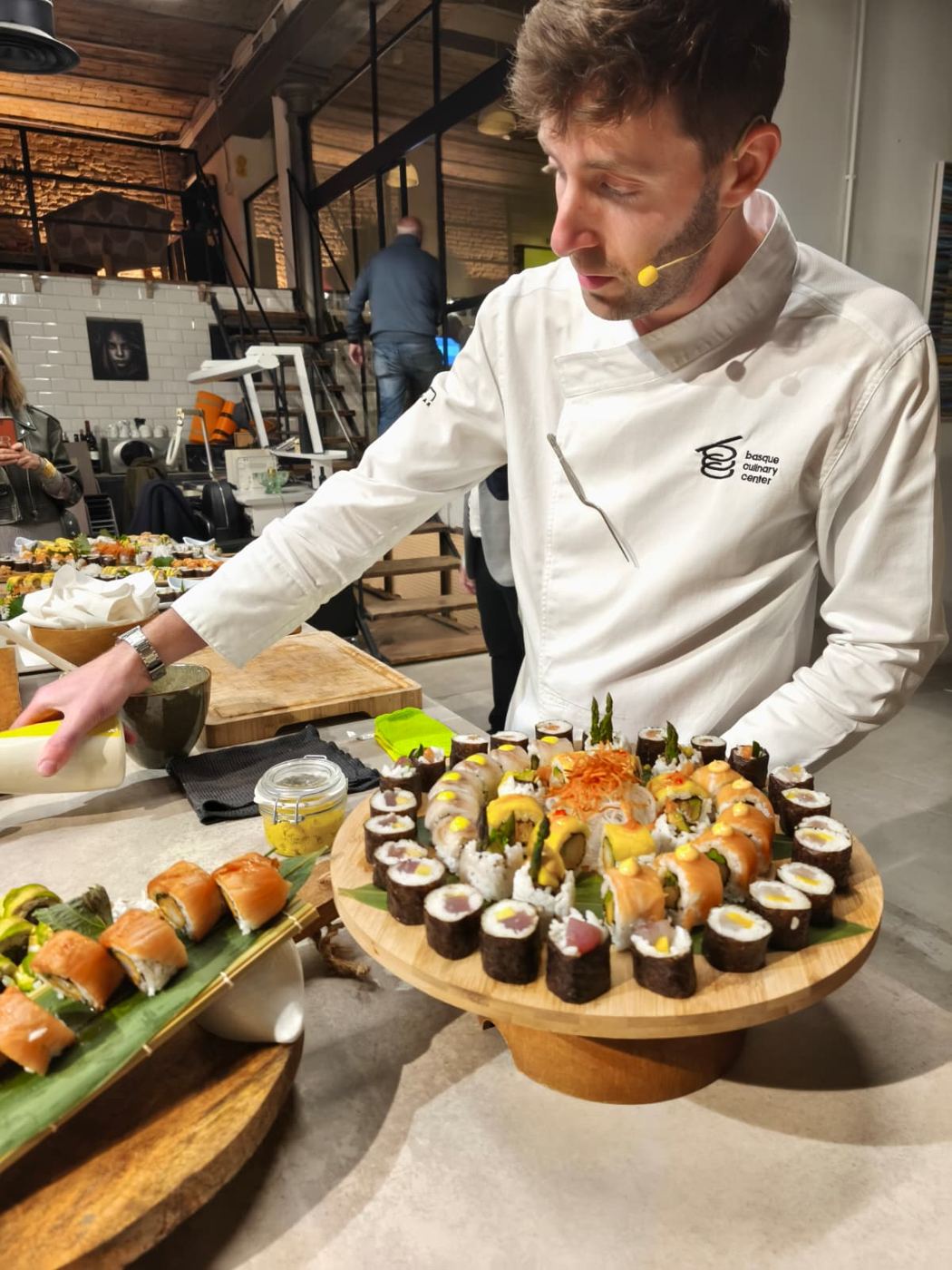 Chef emplatando sushi en directo con micrófono