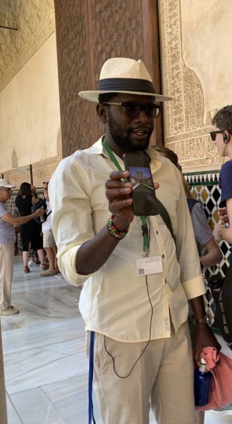 Hamdy Kane guiando una visita en el Patio de los Leones de la Alhambra