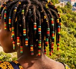 Niña senegalesa con trenzas de cuentas de colores